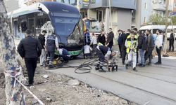 Kocaeli'nde tramvay ile çöp kamyonu çarpıştı
