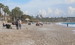 Konyaaltı Sahili'nde amatör balıkçılar olta attı