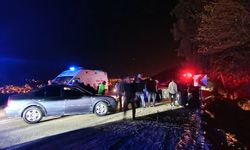 Kozan'da otomobiller kafa kafaya çarpıştı