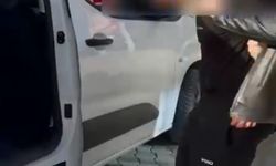 Kur'an'ı Kerim ve Türk bayrağını yakmaya çalıştı