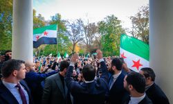 Londra'da Suriye bayrağı göndere çekildi