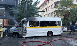 Öğrenci servis minibüsünde çıkarak otomobile sıçrayan yangın söndürüldü