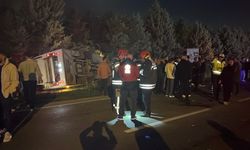 Otomobil ile Çarpışan Midibüs Devrildi