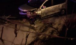 Otomobil virajı alamayınca evin çatısına düştü