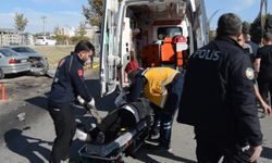 Otomobil yaya geçinde kadına çarptı