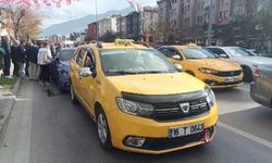 Otomobiliyle Önce Bariyere Sonra Taksiye Çarptı