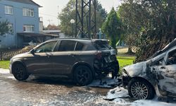 Park halindeki otomobilde yangın çıktı