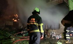 Rize'de 3 katlı binanın kömürlüğü alev aldı