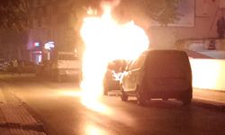 Samsun'da park halindeki otomobili alevler sardı