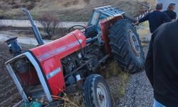 Seyahat ettiği traktörün devrildiği kazayı telefonuyla kayda aldı