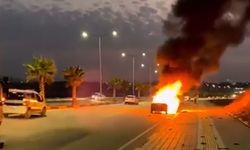 Seyir halindeki otomobil alev topuna dönüştü