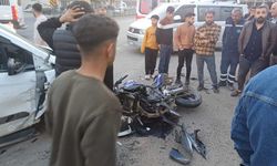 Silopi'de hafif ticari araç ve motosiklet çarpıştı