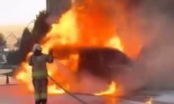 Sultangazi'de alev topuna dönüşen hafif ticari araç kullanılamaz hale geldi