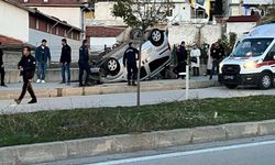 Takla atan otomobil, bisiklet süren Emir'in üzerine devrildi