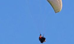 Yamaç paraşütü yaparken gökyüzünde ayran içtiler
