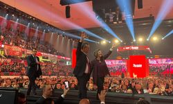 ÖZGÜR ÖZEL COŞKUYLA KARŞILANDI