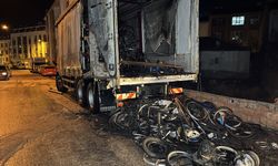 Park halindeki kamyon dorsesinde yangın