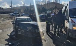 Yozgat'ta otomobil ile kamyon çarpıştı: 5 yaralı