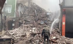 4 Katlı Binanın Sadece En Üst Katı Ayakta Kaldı