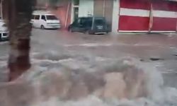 Adana'da içme suyu borusu patlayınca yollar çöktü