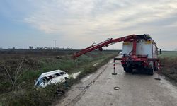 Adana'da minibüs sulama kanalına devrildi