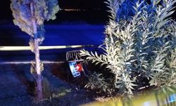 Adana'da motosiklet refüje çarptı