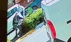 Adliye önünde eşini sırtından bıçakladı