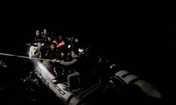 Arıza yapan bottaki 29 kaçak göçmen kurtarıldı: 2 gözaltı