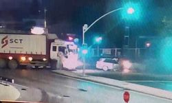 Avcılar'da kamyonun çarptığı otomobil alev alev yandı