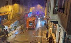 Beyoğlu'nda bina çıkan yangında patlamalar oluştu