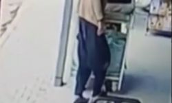 Çamurlu ayakkabısını çıkardı, çorapla alışveriş yaptı