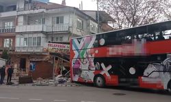 Çift katlı otobüs manav dükkanına girdi