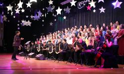 Gündüz şifa dağıtıyor, akşam sahneye çıkıyor