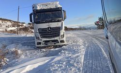Ilgar Geçidi'ne kar engeli: Araçlar yolda kaldı