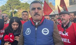 İzmir'de belediye işçileri 'çıplak ücrete' karşı 'çıplak ayakla' yürüdü