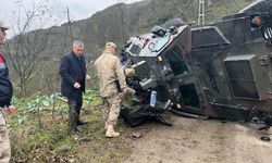 Kabataş’ta Zırhlı Askeri Araç Kaza Yaptı: Araç Yol Kenarına Devrildi