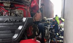 Kazada kullandığı TIR'ın altında kaldı