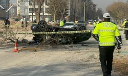 Konya'da otomobil ağaca çarparak takla attı