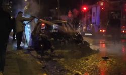 Küçükçekmece'de otomobili alevler sardı