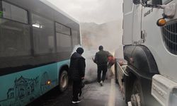 Mardin'de Duran Otobüse Çarpan Otomobil Alev Aldı