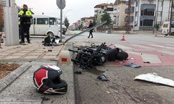 Motosiklet servis minibüsüyle çarpıştı