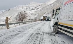 Muş'ta yolda kalan araçlar kurtarıldı