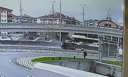 Önce beton bariyere çarptı ardından devrilip sürüklendi
