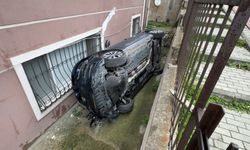 Otomobil bahçeye düştü: 2 yaralı