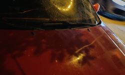 Otomobil ve iş yerlerine taşla saldırdı