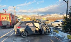 Otomobil ve öğrenci servisi çarpıştı: Yaralılar var