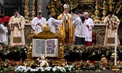 Papa 14. Leo, Noel Ayinini ilk kez yönetti