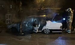 Park halindeki otomobil alev topuna dönüştü