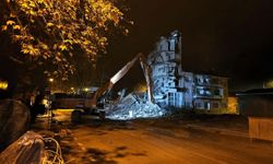 Sındırgı'da depremde hasar gören binaların yıkımına başlandı