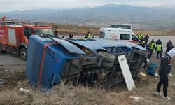 Sivas'ta cezaevi nakil aracı devrildi